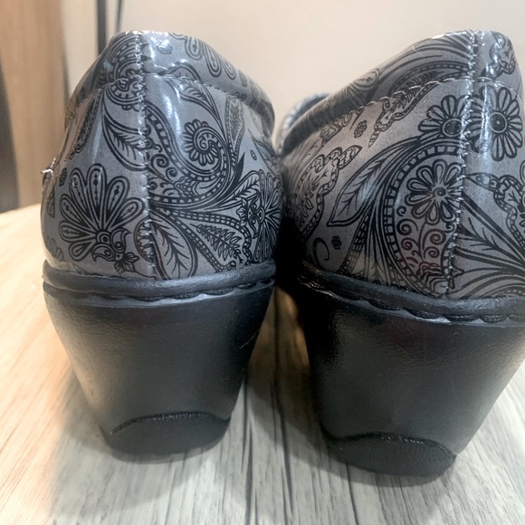 Nurse Mates BRYAR Pillow Top Clogs Black Dark Grey Paisley
Patent Size 10 Wide - Picture 9 of 16